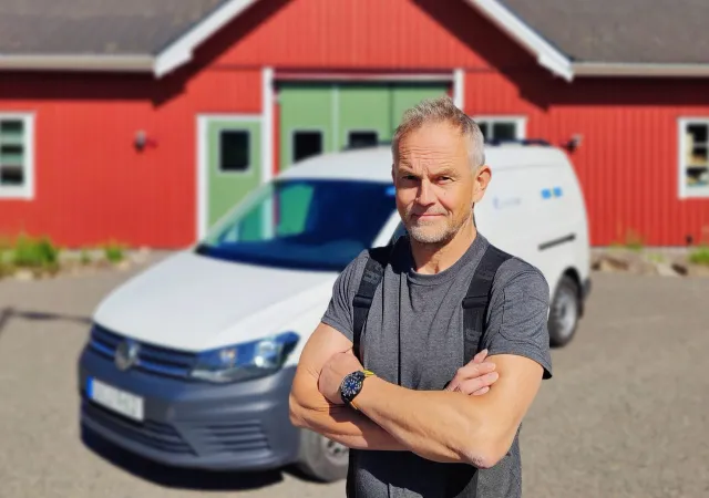 Simon Dalsfelt framför företagets servicebil