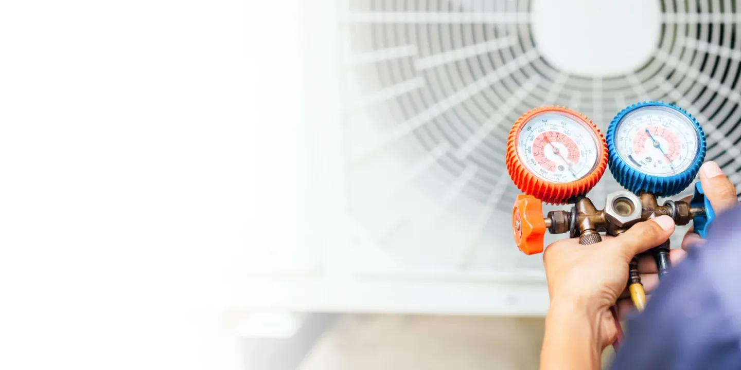 Tekniker mäter tryck på ett ventilationsaggregat